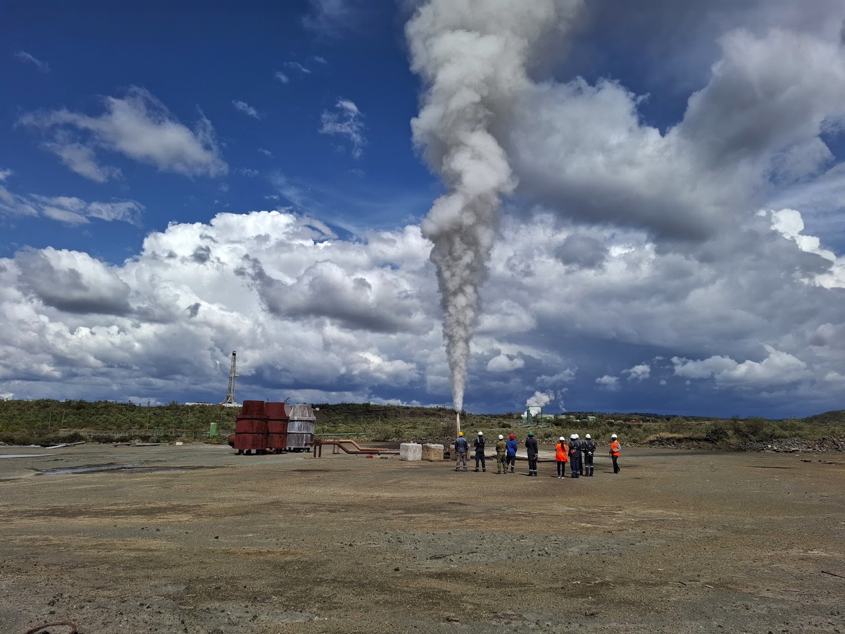 Star-Oddi CTD logger and laptop reviewing field data